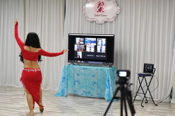 Un professeur de danse lors d'un cours en ligne à Hanoï, au Vietnam Un professeur de danse lors d'un cours en ligne à Hanoï, au Vietnam - Sputnik Afrique