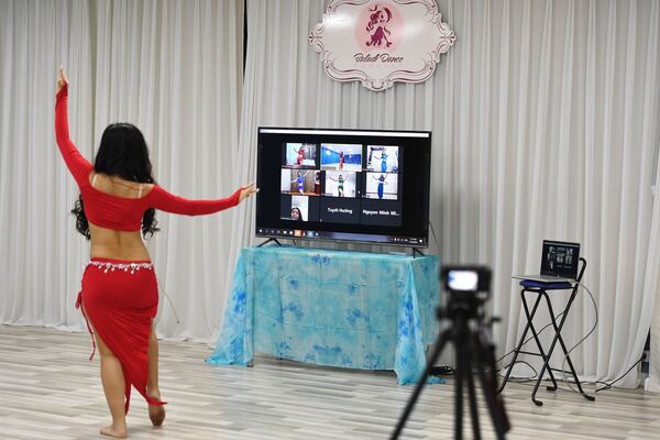Un professeur de danse lors d'un cours en ligne à Hanoï, au Vietnam - Sputnik Afrique