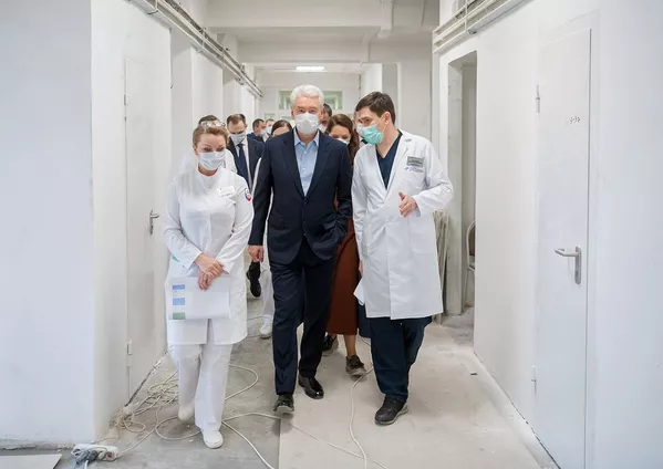 Le maire de Moscou Sergueï Sobianine lors de sa visite du bâtiment médical n°6 de la clinique municipale Spassokoukotski au Nord de Moscou Le maire de Moscou Sergueï Sobianine lors de sa visite du bâtiment médical n°6 de la clinique municipale Spassokoukotski au Nord de Moscou - Sputnik Afrique