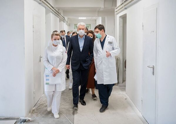 Le maire de Moscou Sergueï Sobianine lors de sa visite du bâtiment médical n°6 de la clinique municipale Spassokoukotski au Nord de Moscou - Sputnik Afrique
