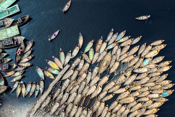 Des bateliers en attente de passagers au bord d'un fleuve de Dacca, au Bangladesh - Sputnik Afrique