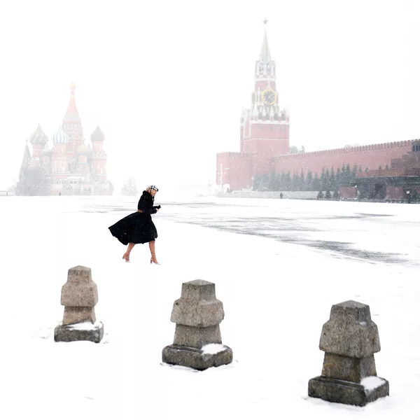 Une jeune femme sur la place Rouge à Moscou Une jeune femme sur la place Rouge à Moscou - Sputnik Afrique