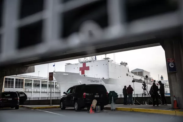 L'hôpital flottant de la marine américaine USNS Comfort dans les eaux de New York L'hôpital flottant de la marine américaine USNS Comfort dans les eaux de New York - Sputnik Afrique