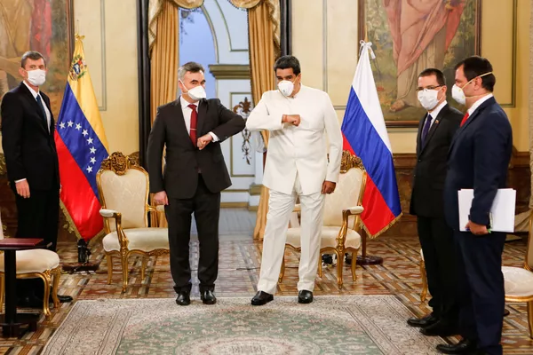 Le président du Venezuela Nicolas Maduro et l'ambassadeur de Russie au Venezuela Sergueï Melik-Bagdassarov à Caracas Le président du Venezuela Nicolas Maduro et l'ambassadeur de Russie au Venezuela Sergueï Melik-Bagdassarov à Caracas - Sputnik Afrique