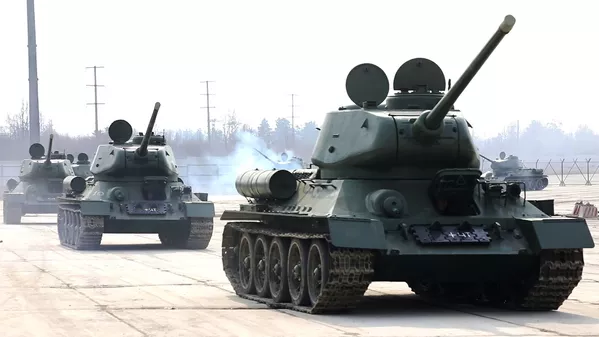 Des chars T-34 entièrement restaurés sur le polygone d'Alabino Des chars T-34 entièrement restaurés sur le polygone d'Alabino - Sputnik Afrique