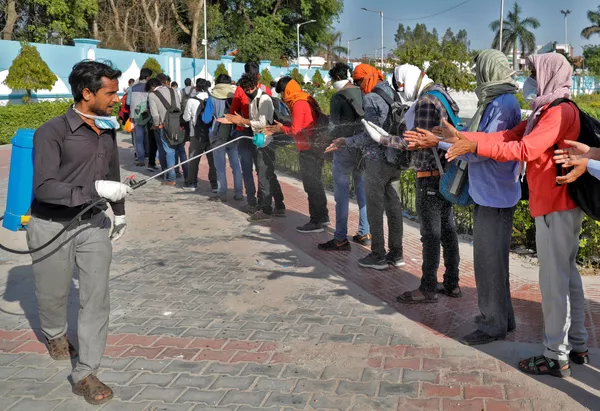 Désinfection de travailleurs immigrés en Inde Désinfection de travailleurs immigrés en Inde - Sputnik Afrique