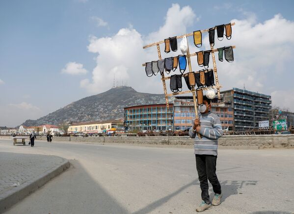 Un garçon afghan vend des masques de protection à Kaboul - Sputnik Afrique