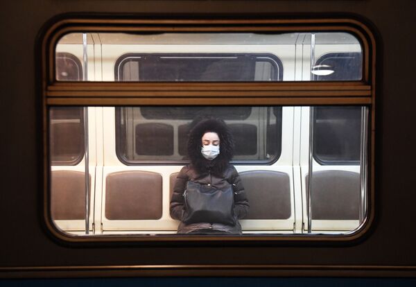 Une jeune femme dans le métro moscovite pendant la quarantaine - Sputnik Afrique