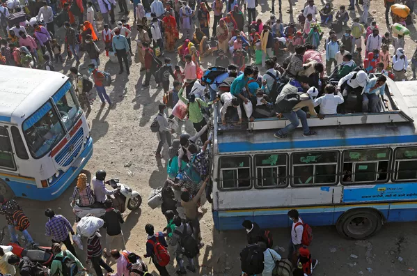 Des migrants du travail dans des bus bondés en Inde Des migrants du travail dans des bus bondés en Inde - Sputnik Afrique