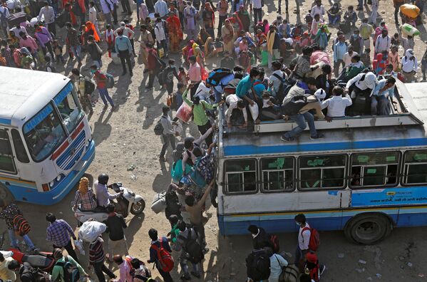 Des migrants du travail dans des bus bondés en Inde - Sputnik Afrique