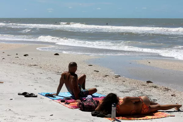 Des gens se reposent à la plage de Treasure Island aux États-Unis malgré sa fermeture à cause de la pandémie de coronavirus Des gens se reposent à la plage de Treasure Island aux États-Unis malgré sa fermeture à cause de la pandémie de coronavirus - Sputnik Afrique