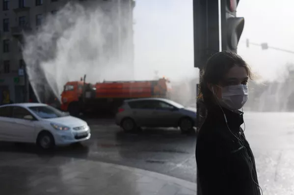 Une jeune femme portant un masque médical au croisement de la rue Tverskaïa Une jeune femme portant un masque médical au croisement de la rue Tverskaïa - Sputnik Afrique