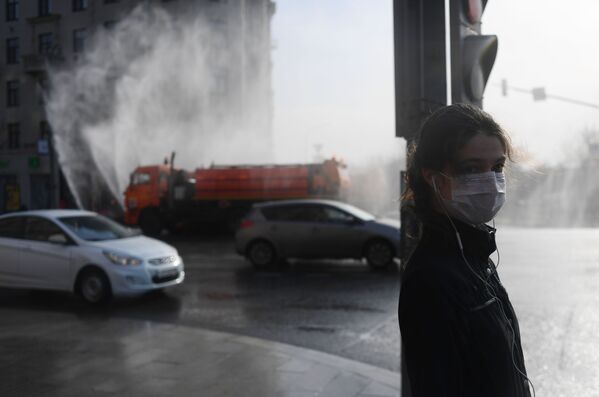 Une jeune femme portant un masque médical au croisement de la rue Tverskaïa - Sputnik Afrique