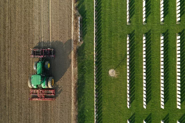 Un agriculteur prépare la terre pour semer la betterave à sucre en France Un agriculteur prépare la terre pour semer la betterave à sucre en France - Sputnik Afrique