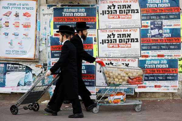 Des juifs ultraorthodoxes passent devant des panneaux d'information appelant à rester à la maison à cause du coronavirus à Ashdod, en Israël Des juifs ultraorthodoxes passent devant des panneaux d'information appelant à rester à la maison à cause du coronavirus à Ashdod, en Israël - Sputnik Afrique