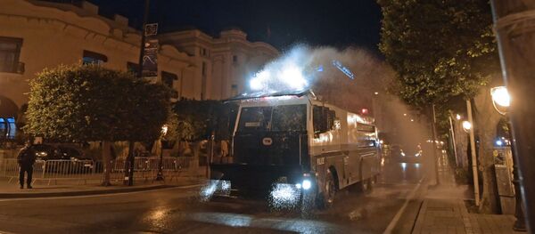 Pendant le couvre-feu en Tunisie, un camion désinfecte les rues. - Sputnik Afrique
