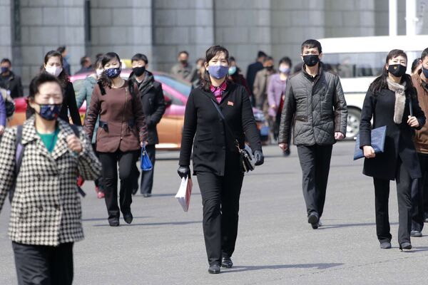 Passants portant des masques, Pyongyang - Sputnik Afrique