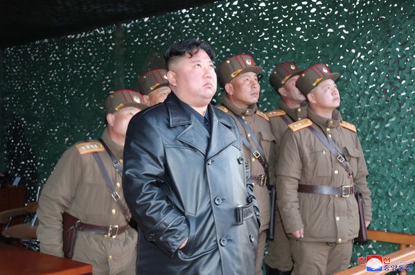 Kim Jong-un et des militaires observant le lancement d’un missile, 22 mars 2020 - Sputnik Afrique