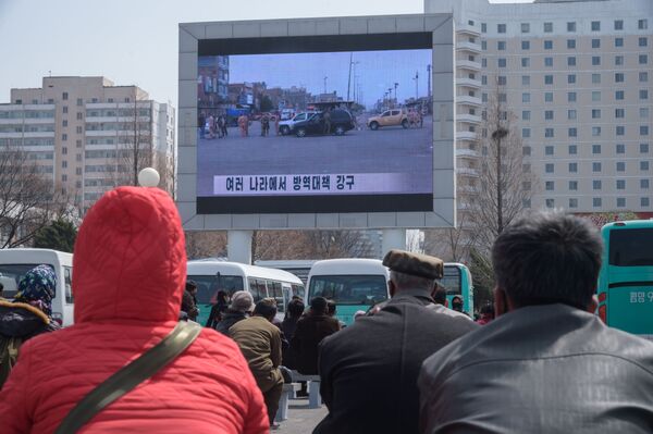 Projection d’actualités à la gare ferroviaire centrale de Pyongyang - Sputnik Afrique