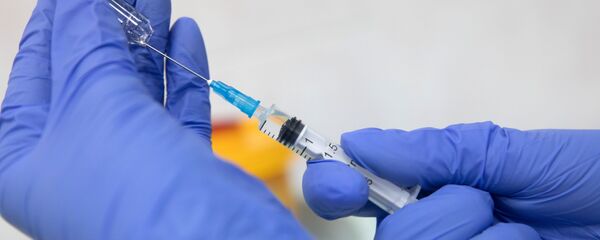 Un médecin tient une séringue - Sputnik Afrique