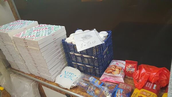 Un restaurateur soigne le moral des soignants français à coups de pizzas - vidéo - Sputnik Afrique