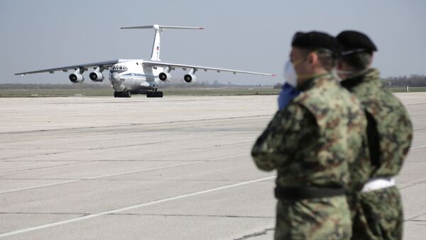 un avion avions militaire russe chargés d’équipement médicaux a atterri sur la base aérienne serbe de Batajnica - Sputnik Afrique
