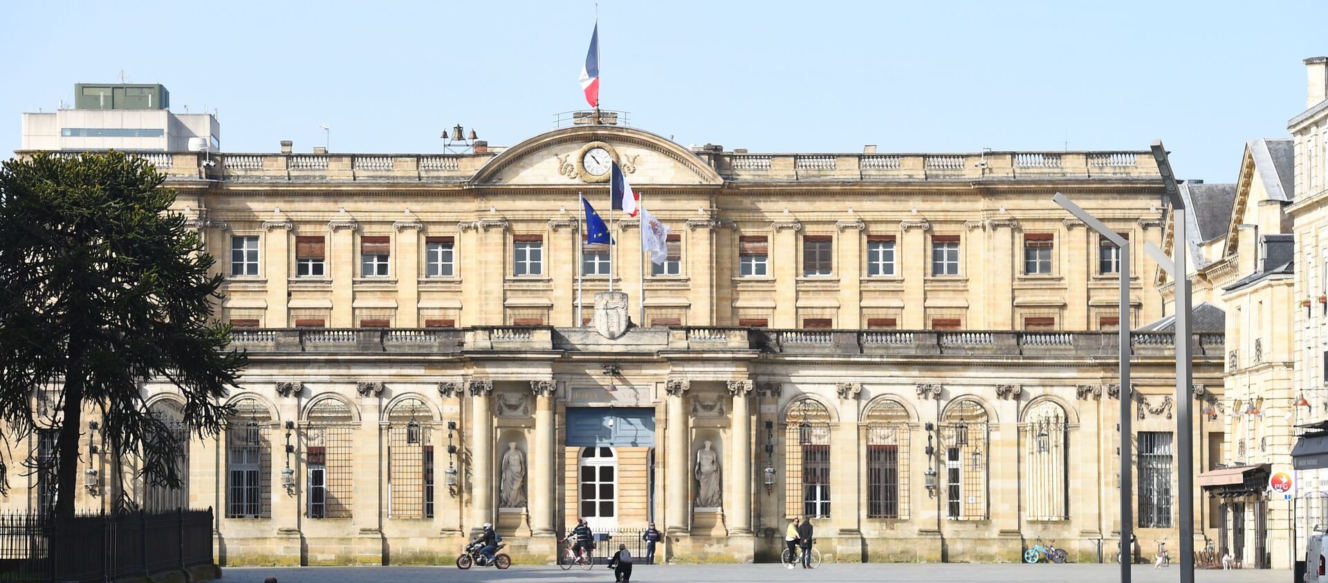 La place de la mairie de Bordeaux déserte pendant le confinement. - Sputnik Afrique, 1920, 03.04.2020