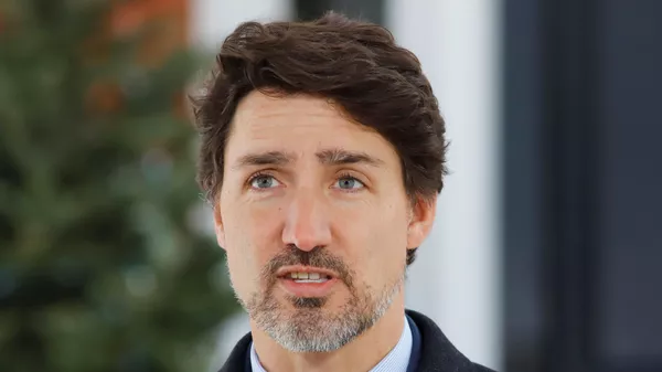 Canada's Prime Minister Justin Trudeau speaks to news media outside his home in Ottawa, Ontario, Canada March 25, 2020.  - Sputnik Afrique