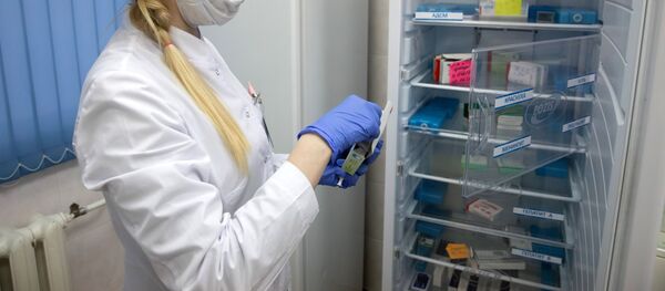 Médecin avec des vaccins, image d'illustration - Sputnik Afrique