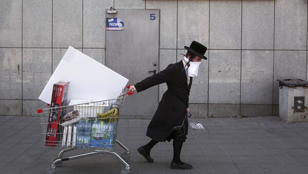 Juif orthodoxe portant un masque improvisé, Tel Aviv (image d'illustration) - Sputnik Afrique