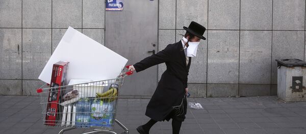 Juif orthodoxe portant un masque improvisé, Tel Aviv (image d'illustration) - Sputnik Afrique