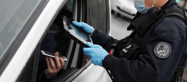 Un officier de police vérifie un QR code - Sputnik Afrique