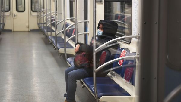 Un passager du métro de Moscou portant un masque - Sputnik Afrique