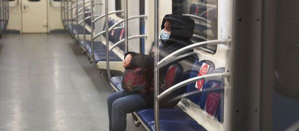 Un passager du métro de Moscou portant un masque - Sputnik Afrique