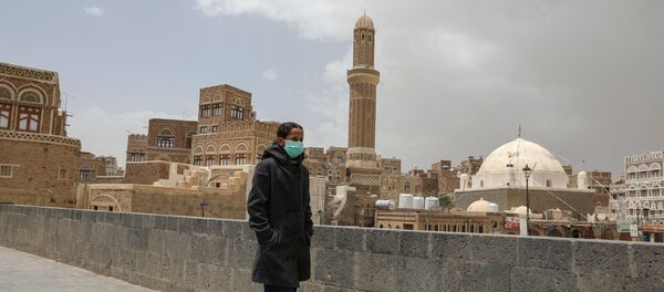 Une jeune femme en masque à Sanaa, Yémen - Sputnik Afrique