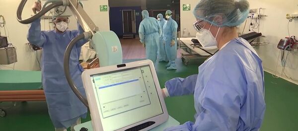 Российские военные врачей в полевом госпитале в Бергамо - Sputnik Afrique