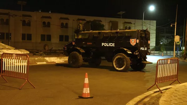 Un fourgon blindé de la police sénégalaise en surveillance à Dakar à la suite de la promulgation de l'état d'urgence par le Président. - Sputnik Afrique