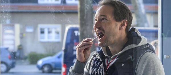 En Allemagne, un homme effectue lui-même son prélèvement pour se tester. - Sputnik Afrique