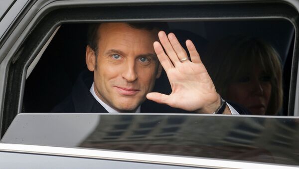 Le Président Macron en voiture - Sputnik Afrique