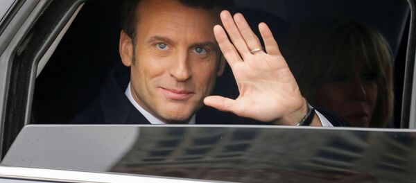 Le Président Macron en voiture Le Président Macron en voiture - Sputnik Afrique