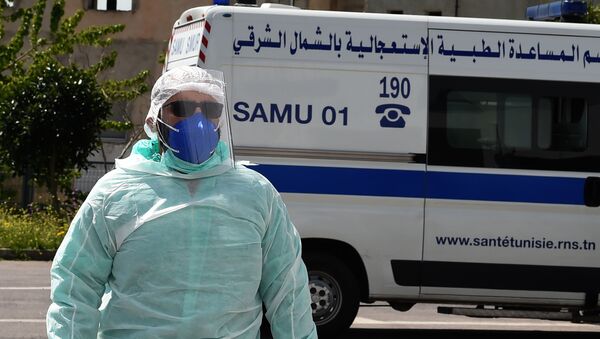 Un médecin du Samu tunisien en tenue de protection - Sputnik Afrique