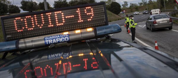 Policiers veillant sur le respect du confinement à Madrid - Sputnik Afrique