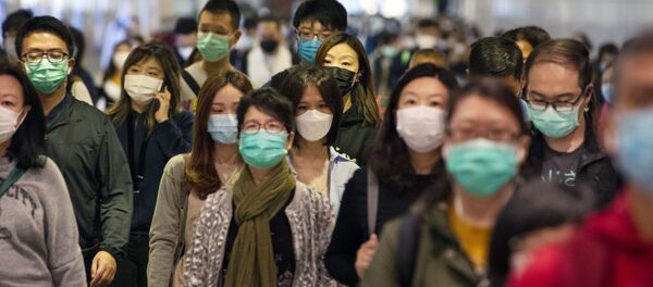 Пассажиры в медицинских масках в переходе метро Гонконга Пассажиры в медицинских масках в переходе метро Гонконга - Sputnik Afrique