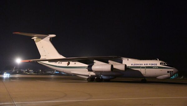 Les deux Il-76 de l'ANP à l'aéroport d'Alger à leur retour de Chine  - Sputnik Afrique