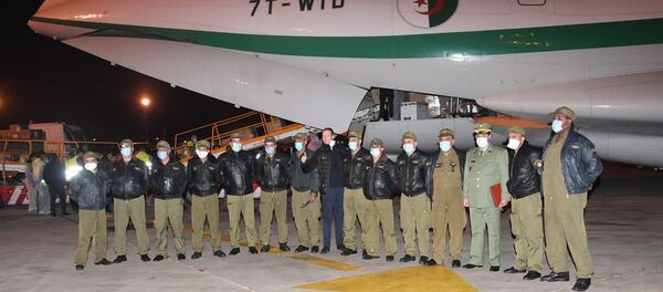 L' équipage d'un Il-76 de l'ANP à l'aéroport d'Alger  - Sputnik Afrique