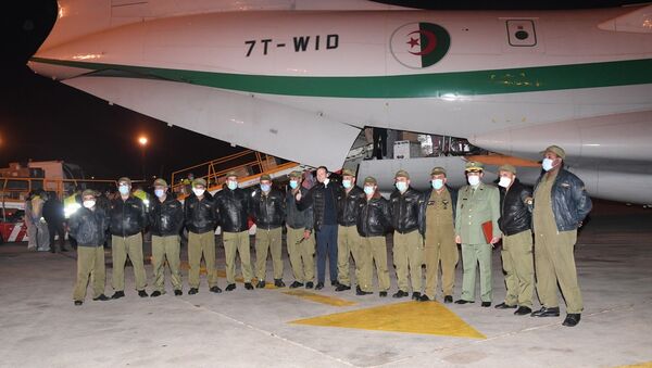 L' équipage d'un Il-76 de l'ANP à l'aéroport d'Alger  - Sputnik Afrique