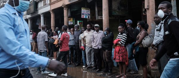Des Kenyans font la queue pour prendre l'autobus avant le couvre-feu avant Nairobi. - Sputnik Afrique
