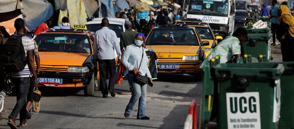 Coronavirus en Afrique: une femme portant un masque de protection à Dakar, Sénégal Coronavirus en Afrique: une femme portant un masque de protection à Dakar, Sénégal - Sputnik Afrique