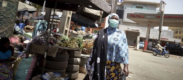 Une Malienne avec un masque de protection contre le coronavirus au marché central de Bamako. - Sputnik Afrique