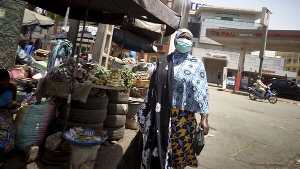 Une Malienne avec un masque de protection contre le coronavirus au marché central de Bamako. - Sputnik Afrique